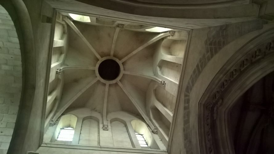 vue du clocher au-dessus du chœur